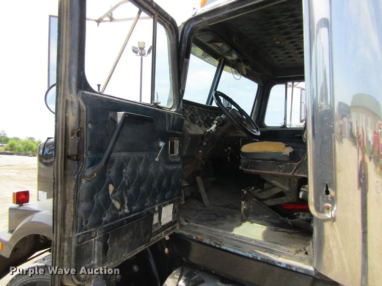 image for item DF3813 1993 Western Star 4900 dump truck