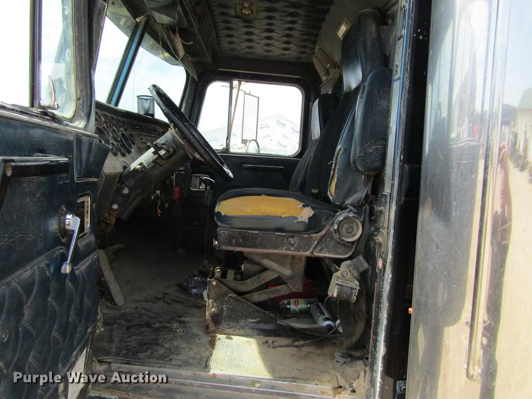 image for item DF3813 1993 Western Star 4900 dump truck