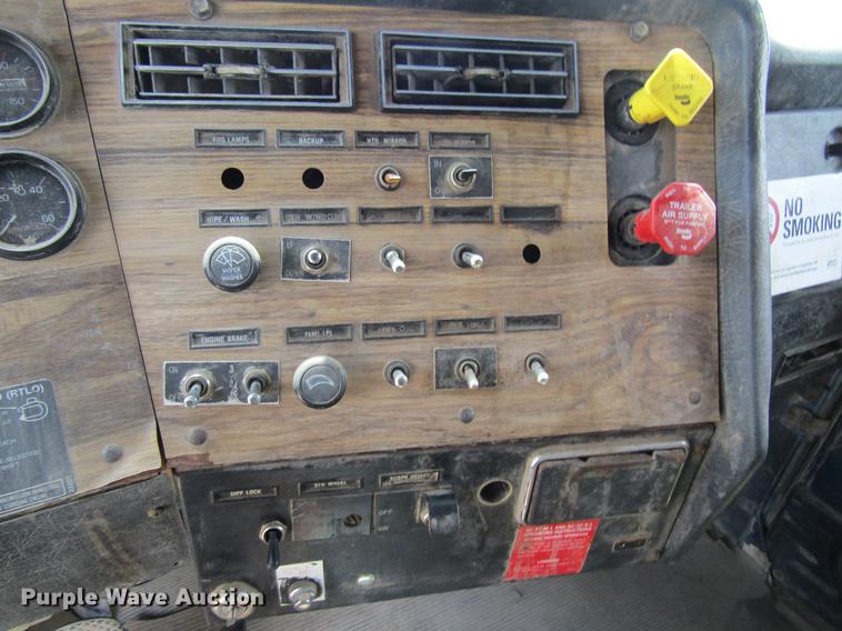 image for item DF3813 1993 Western Star 4900 dump truck