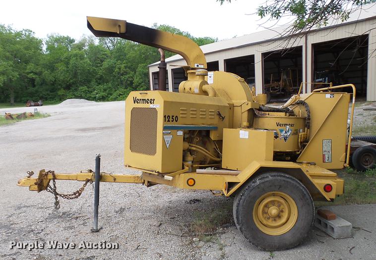 image for item DP9529 1994 Vermeer 1250 wood chipper
