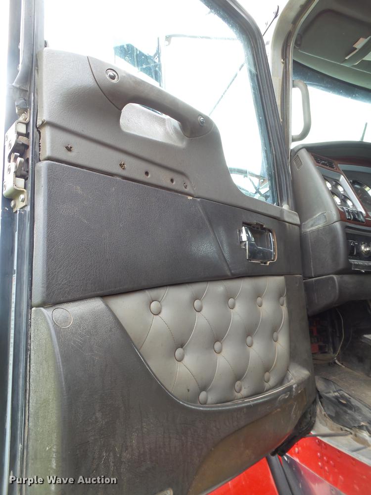 image for item EN9571 2007 Kenworth T800 semi truck