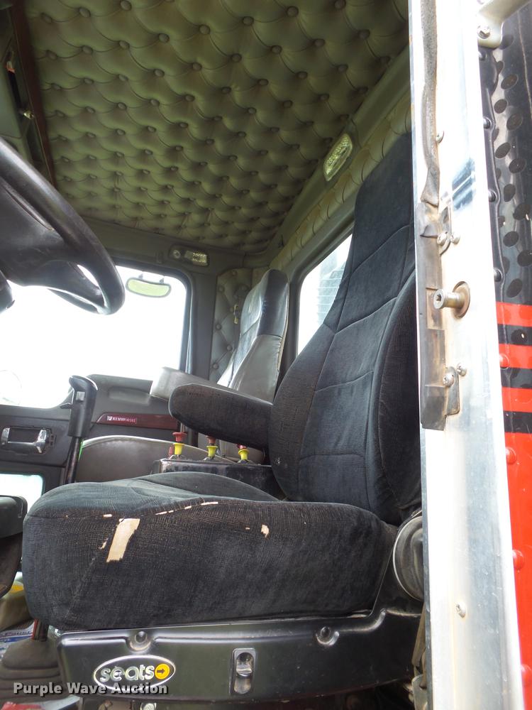 image for item EN9571 2007 Kenworth T800 semi truck