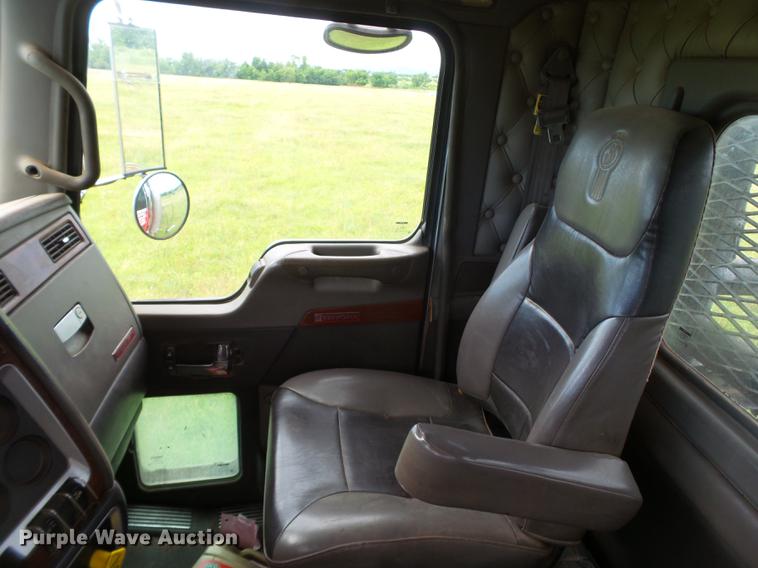 image for item EN9571 2007 Kenworth T800 semi truck