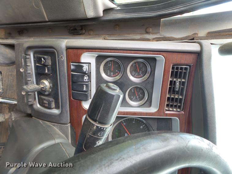 image for item EN9571 2007 Kenworth T800 semi truck