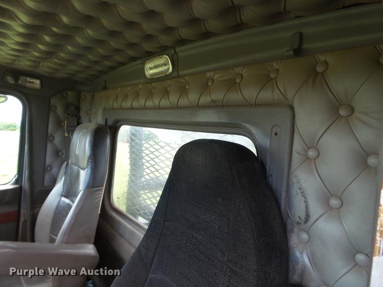 image for item EN9571 2007 Kenworth T800 semi truck