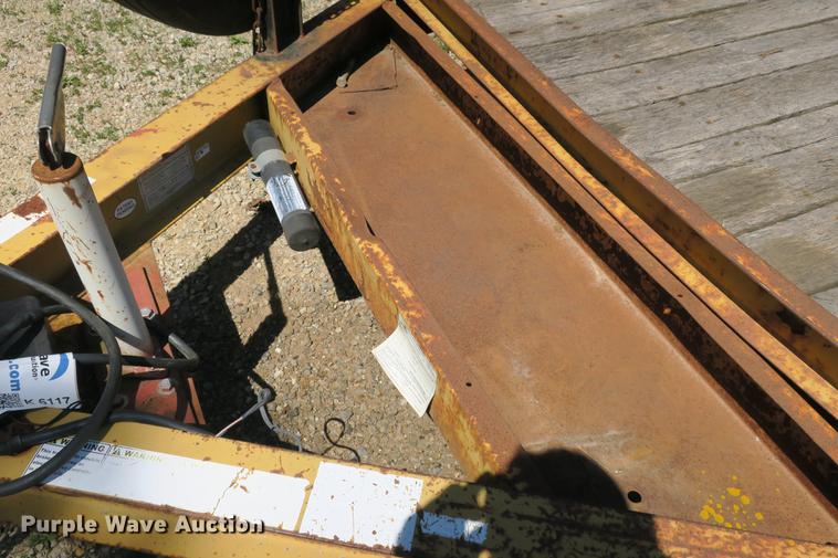 image for item EO9306 2003 Towmaster Contrail utility trailer