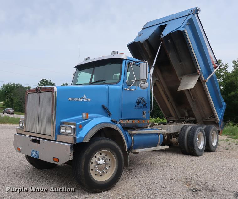 image for item EP9382 2003 Western Star 4900FA dump truck