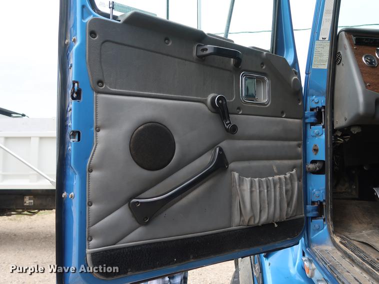 image for item EP9382 2003 Western Star 4900FA dump truck