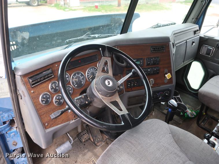 image for item EP9382 2003 Western Star 4900FA dump truck