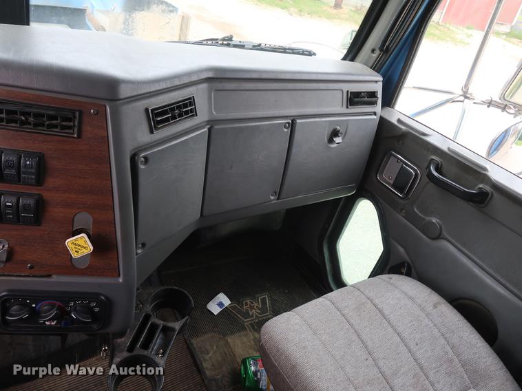 image for item EP9382 2003 Western Star 4900FA dump truck