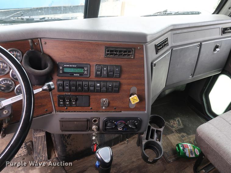 image for item EP9382 2003 Western Star 4900FA dump truck