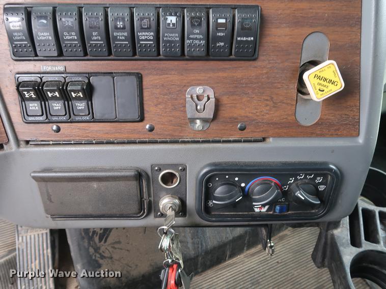 image for item EP9382 2003 Western Star 4900FA dump truck