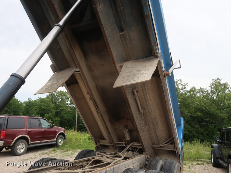 image for item EP9382 2003 Western Star 4900FA dump truck