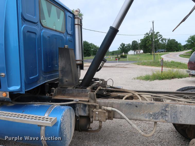 image for item EP9382 2003 Western Star 4900FA dump truck