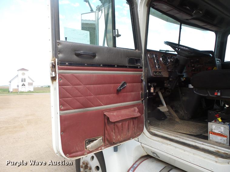 image for item DC4703 1998 International 9400 semi truck