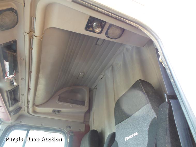 image for item DC4703 1998 International 9400 semi truck