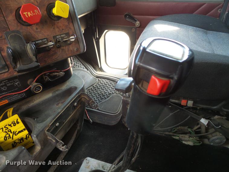 image for item DC4703 1998 International 9400 semi truck