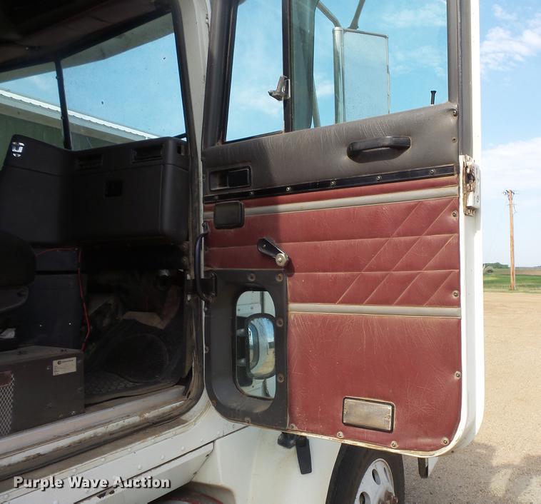 image for item DC4703 1998 International 9400 semi truck