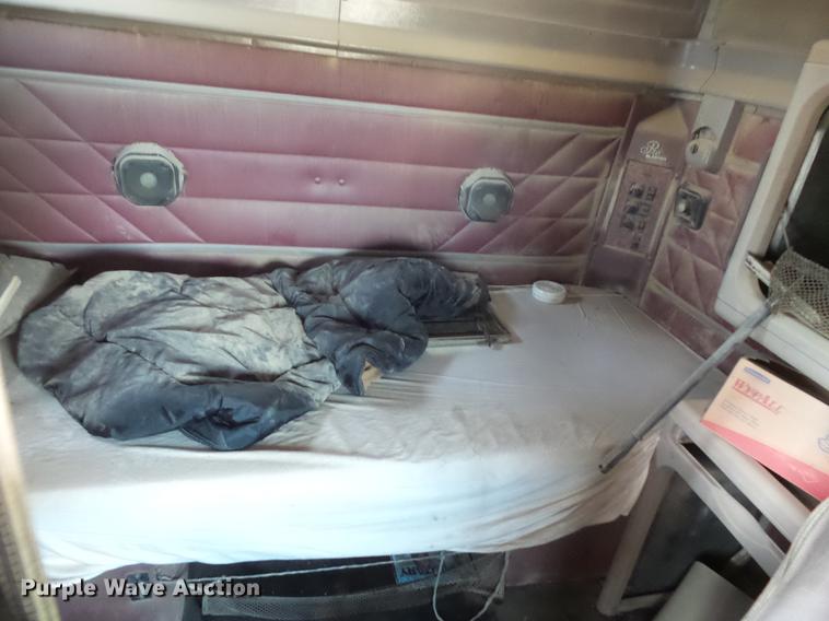 image for item DC4703 1998 International 9400 semi truck