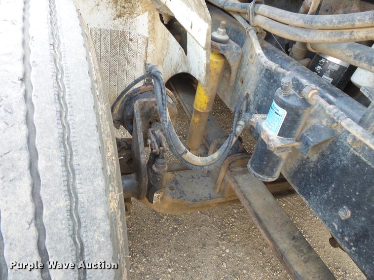 image for item DC4703 1998 International 9400 semi truck