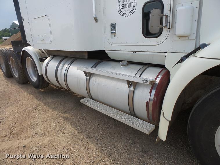 image for item DC4703 1998 International 9400 semi truck