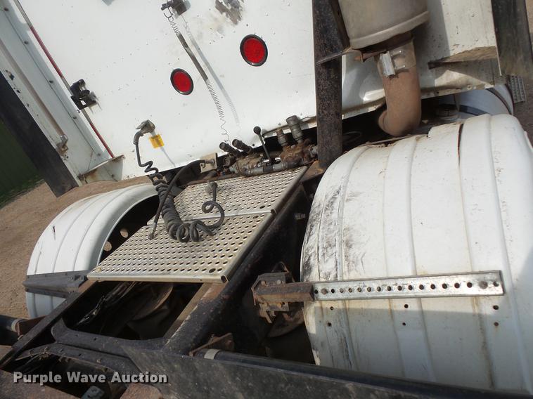 image for item DC4703 1998 International 9400 semi truck