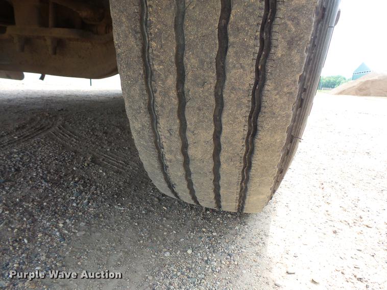 image for item DC4703 1998 International 9400 semi truck