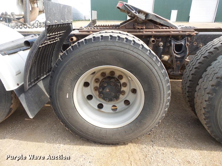 image for item DC4703 1998 International 9400 semi truck