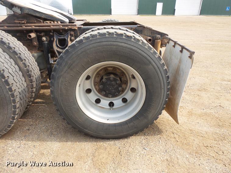 image for item DC4703 1998 International 9400 semi truck