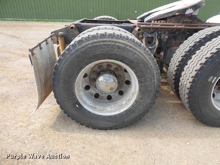 image for item DC4703 1998 International 9400 semi truck