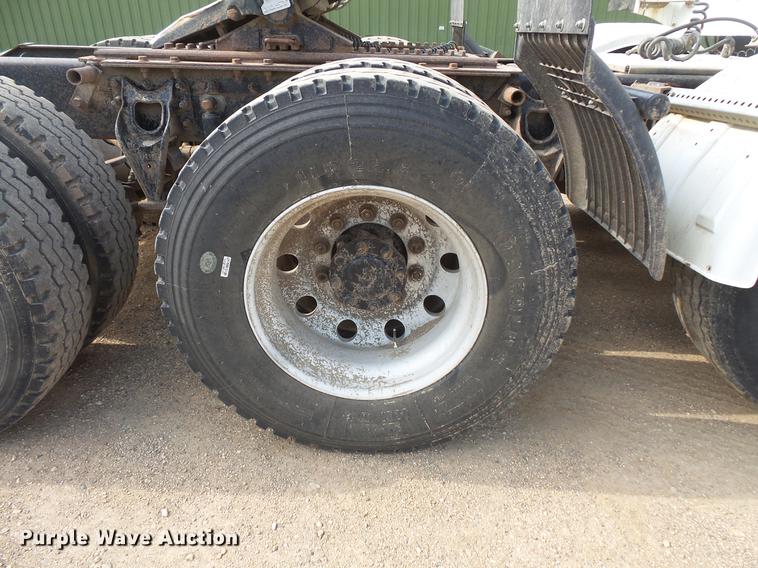 image for item DC4703 1998 International 9400 semi truck