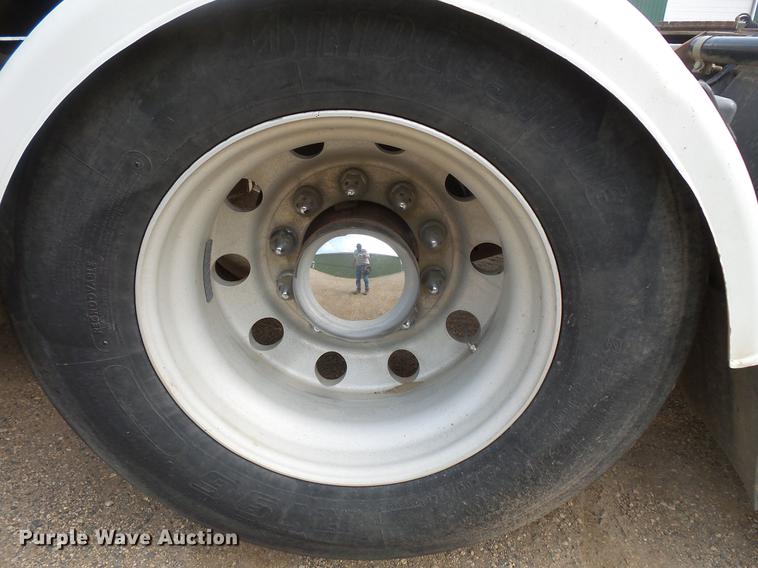 image for item DC4703 1998 International 9400 semi truck