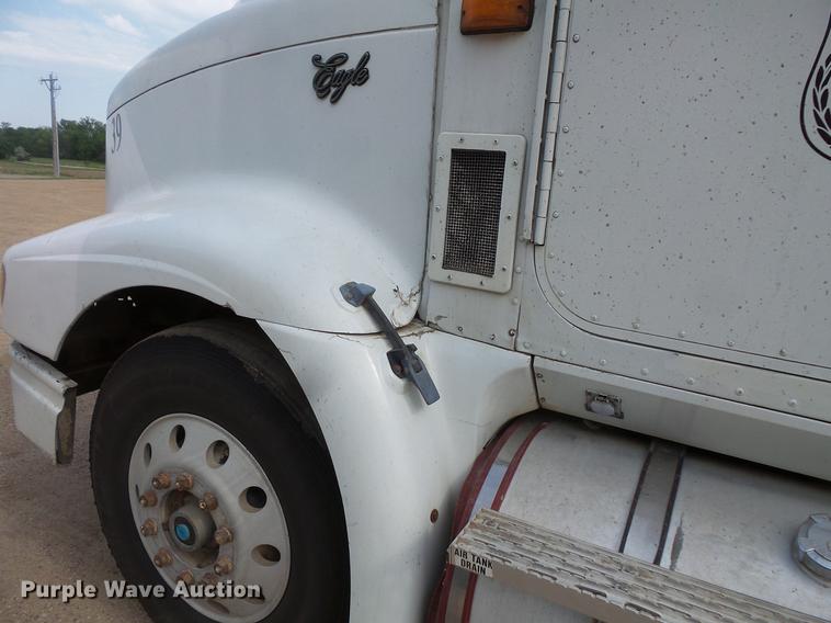 image for item DC4703 1998 International 9400 semi truck