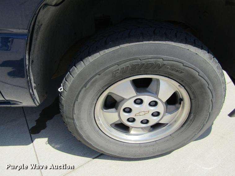 image for item DD5729 2001 Chevrolet Suburban C1500 SUV