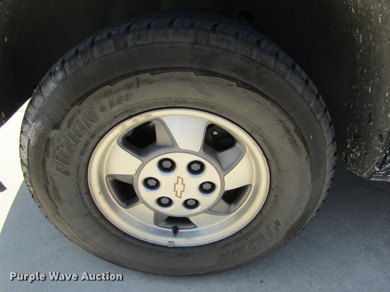 image for item DD5729 2001 Chevrolet Suburban C1500 SUV