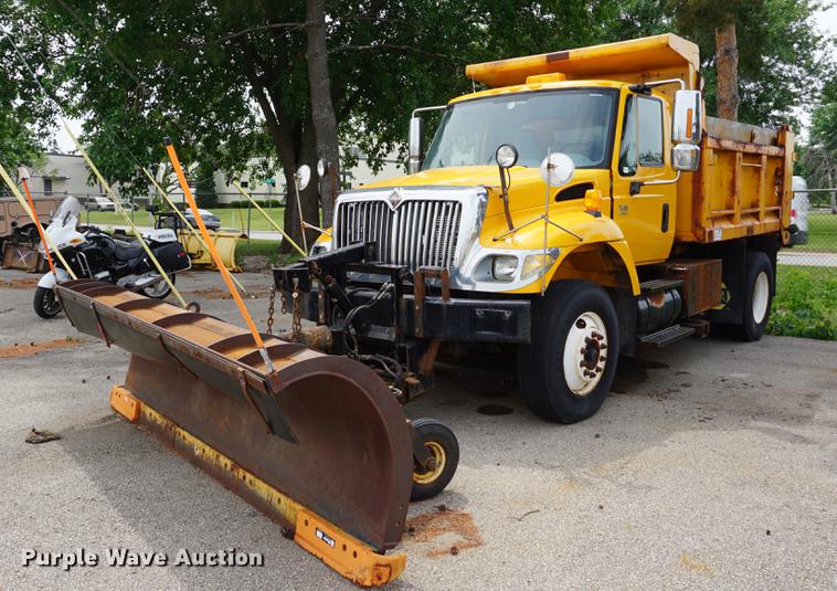 image for item DD7680 2002 International 7400 dump truck