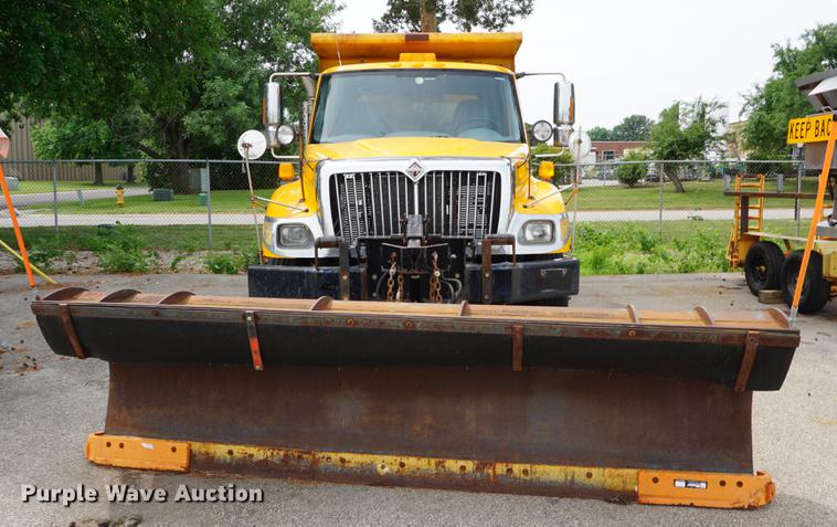 image for item DD7680 2002 International 7400 dump truck