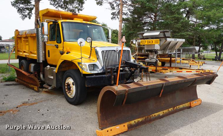 image for item DD7680 2002 International 7400 dump truck