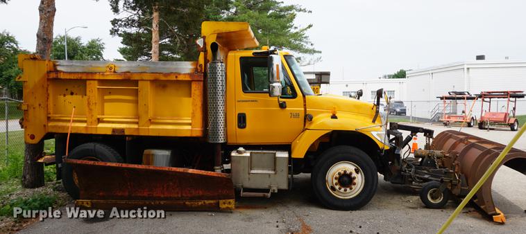 image for item DD7680 2002 International 7400 dump truck