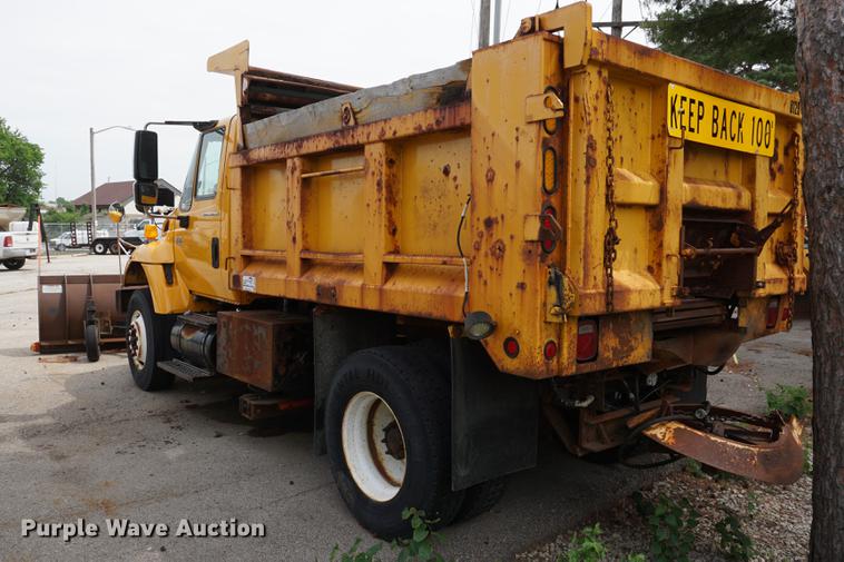 image for item DD7680 2002 International 7400 dump truck