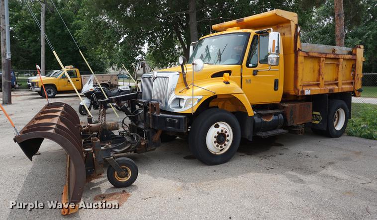 image for item DD7680 2002 International 7400 dump truck