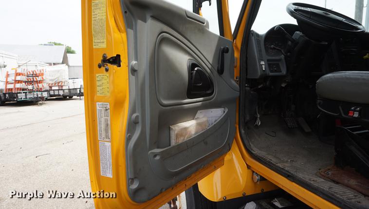 image for item DD7680 2002 International 7400 dump truck