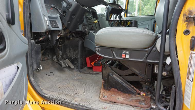 image for item DD7680 2002 International 7400 dump truck