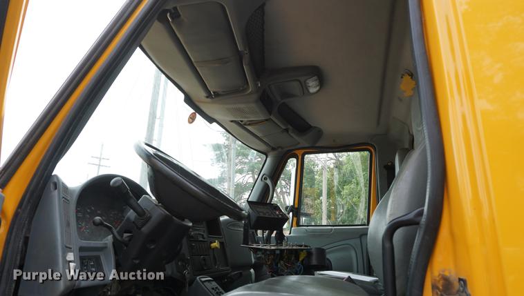 image for item DD7680 2002 International 7400 dump truck