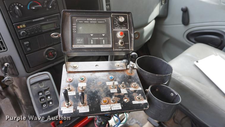 image for item DD7680 2002 International 7400 dump truck