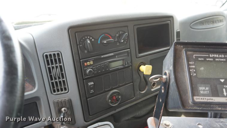 image for item DD7680 2002 International 7400 dump truck