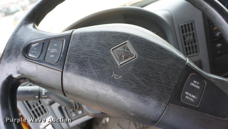 image for item DD7680 2002 International 7400 dump truck