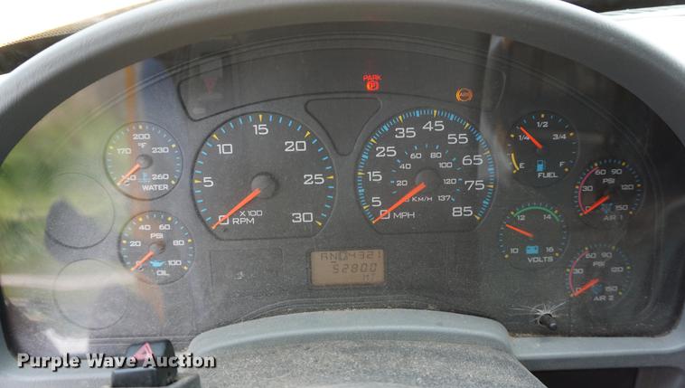 image for item DD7680 2002 International 7400 dump truck