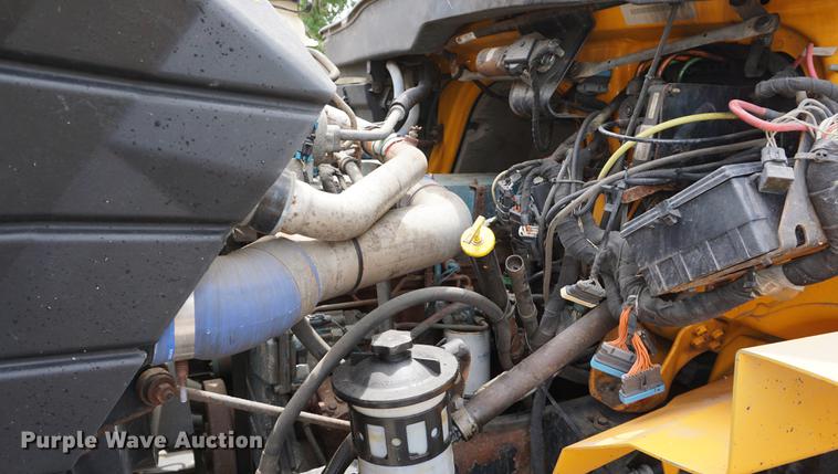 image for item DD7680 2002 International 7400 dump truck