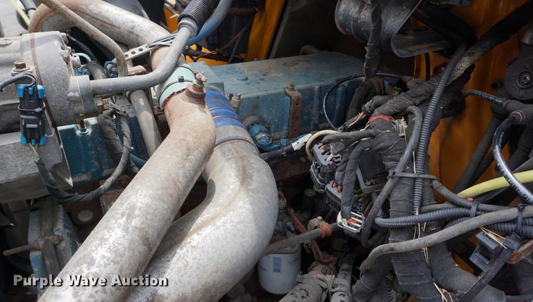 image for item DD7680 2002 International 7400 dump truck